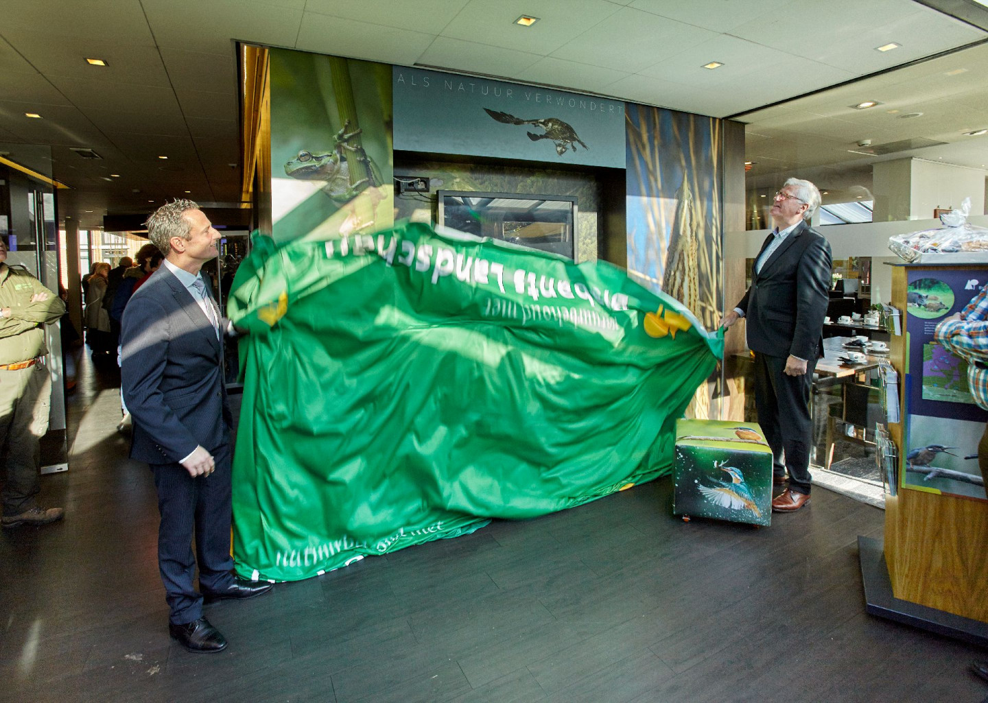 Onthulling touchscreen bij Golden Tulip - Henk Pijnenburg