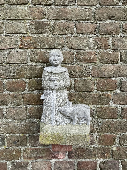 Beeldje van de Heilige Antonius met het varken