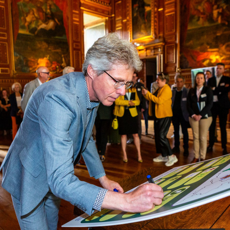 Ondertekening Omringd