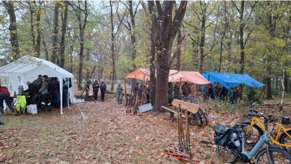 Tenten in het bos om deelnemers aan Natuurwerkdag tegen regen te beschermen
