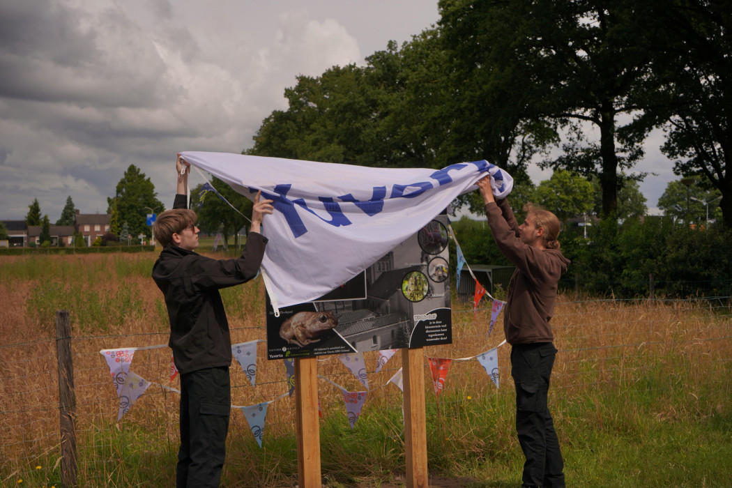 Onthulling bord knoflookpad door studenten Yuverta 010724 HDE