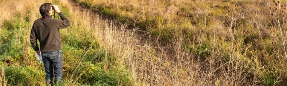 Man in natuurgebied