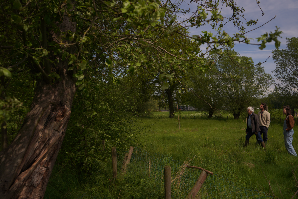 Medewerker van het Groenloket Brabant bekijkt het perceel van aanvragers van StiLa Brabants Landschap