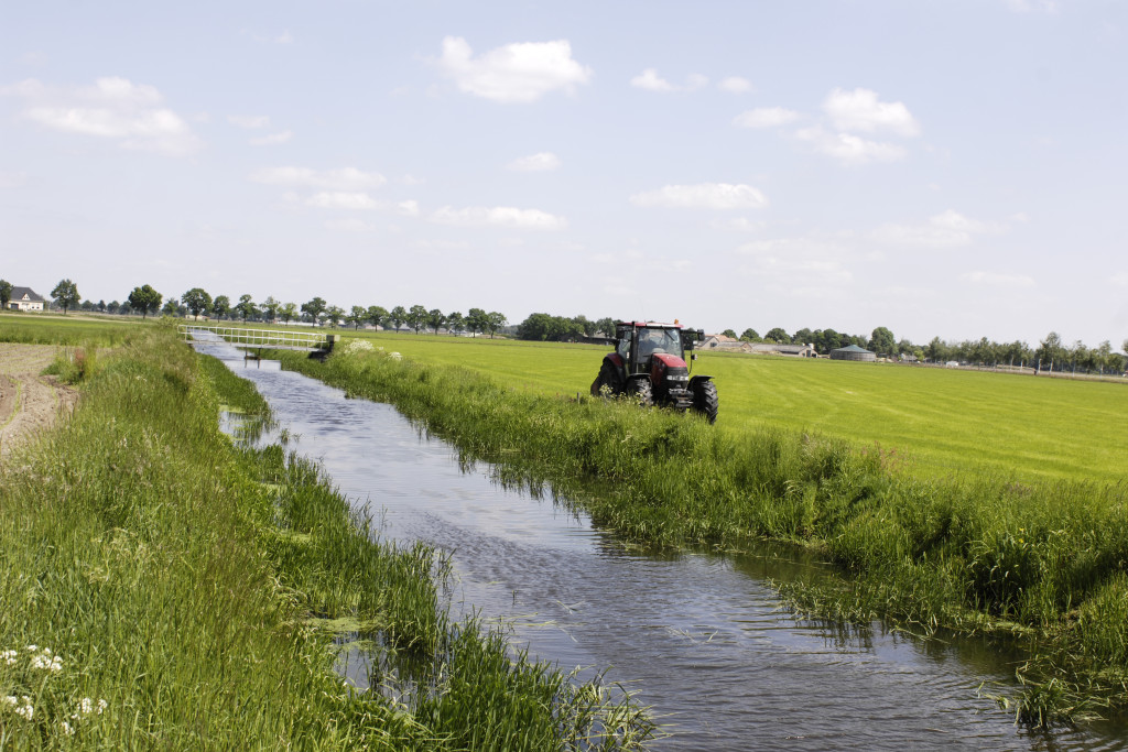 Tractor langs watergang - Waterschap De Dommel
