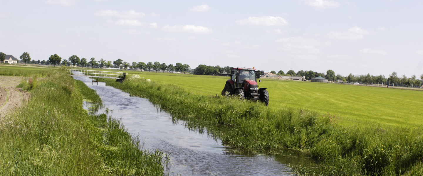 Tractor langs watergang - Waterschap De Dommel