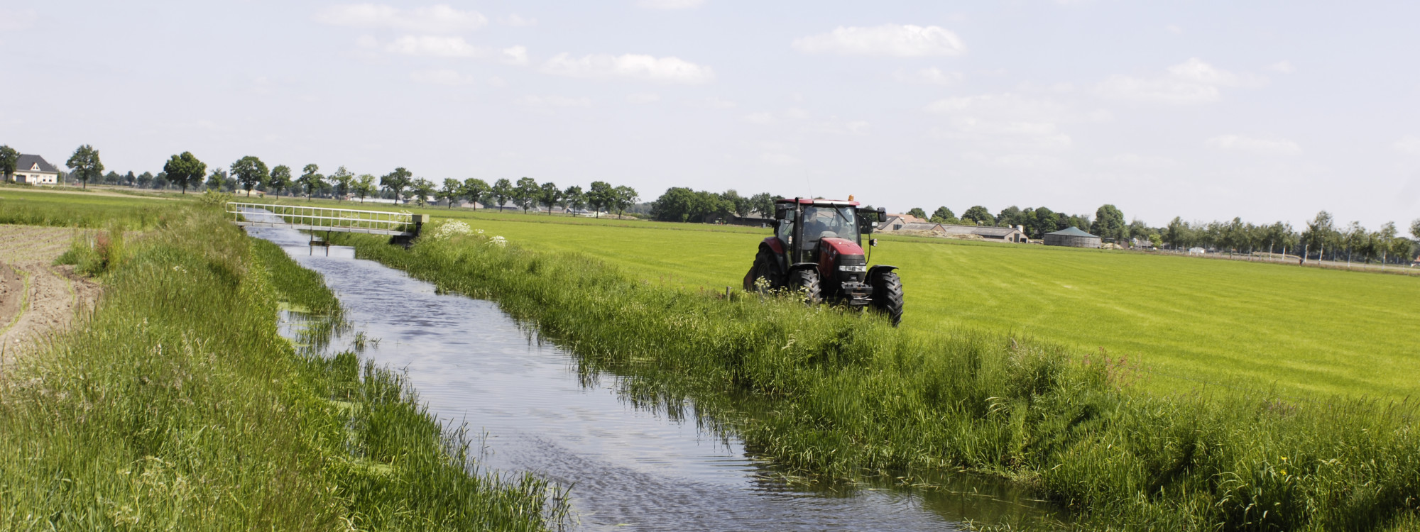 Tractor langs watergang - Waterschap De Dommel