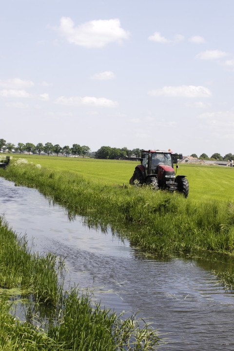 Tractor langs watergang - Waterschap De Dommel