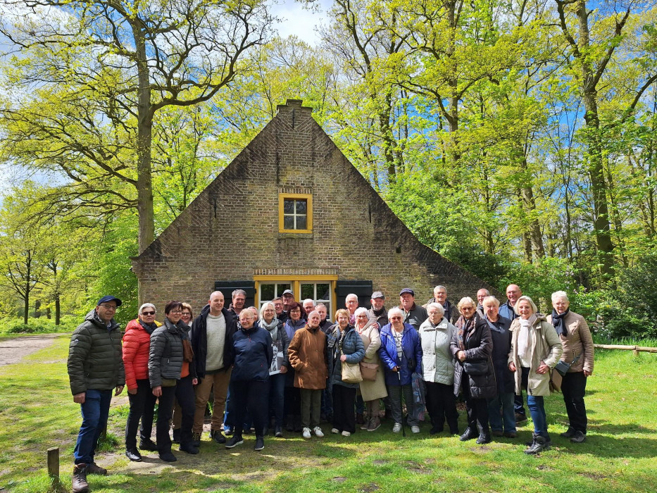 De familie Adriaensen voor het bakhuisje