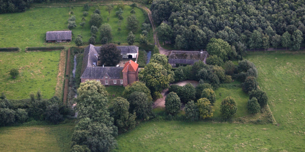 Luchtfoto Kasteel Tongelaar in Mill