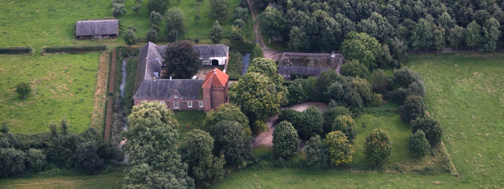 Luchtfoto Kasteel Tongelaar in Mill