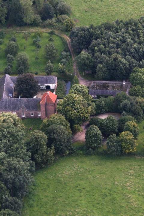 Luchtfoto Kasteel Tongelaar in Mill