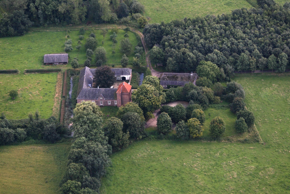 Luchtfoto Kasteel Tongelaar in Mill