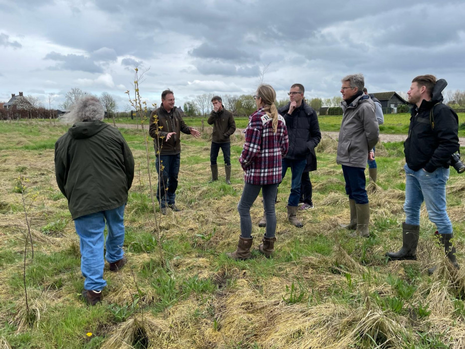 Terreinbezoek bij het net aangeplante beekbegeleidend bos Kerkakkers Dommeldal