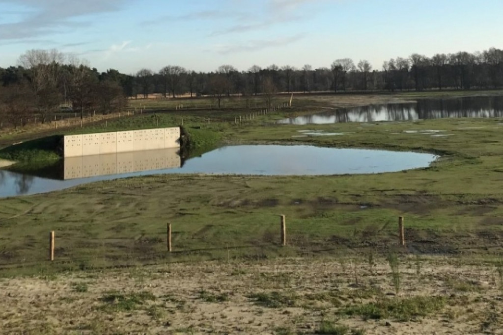 oeverzwaluwwand achtereinds laag