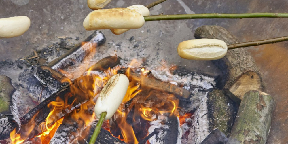 Broodjes bakken bij het vuur - Henk Pijnenburg