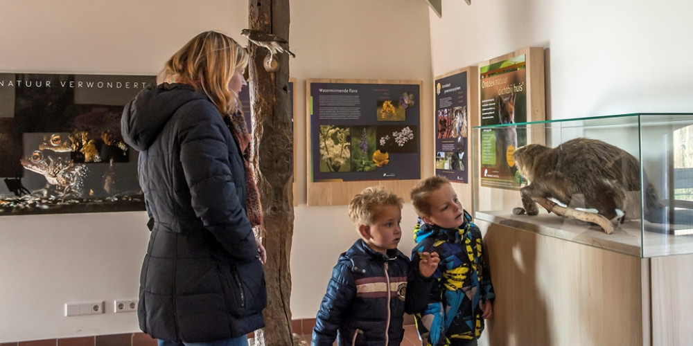 Moeder met kind in Buitenlokaal Haanwijk - James van Leuven