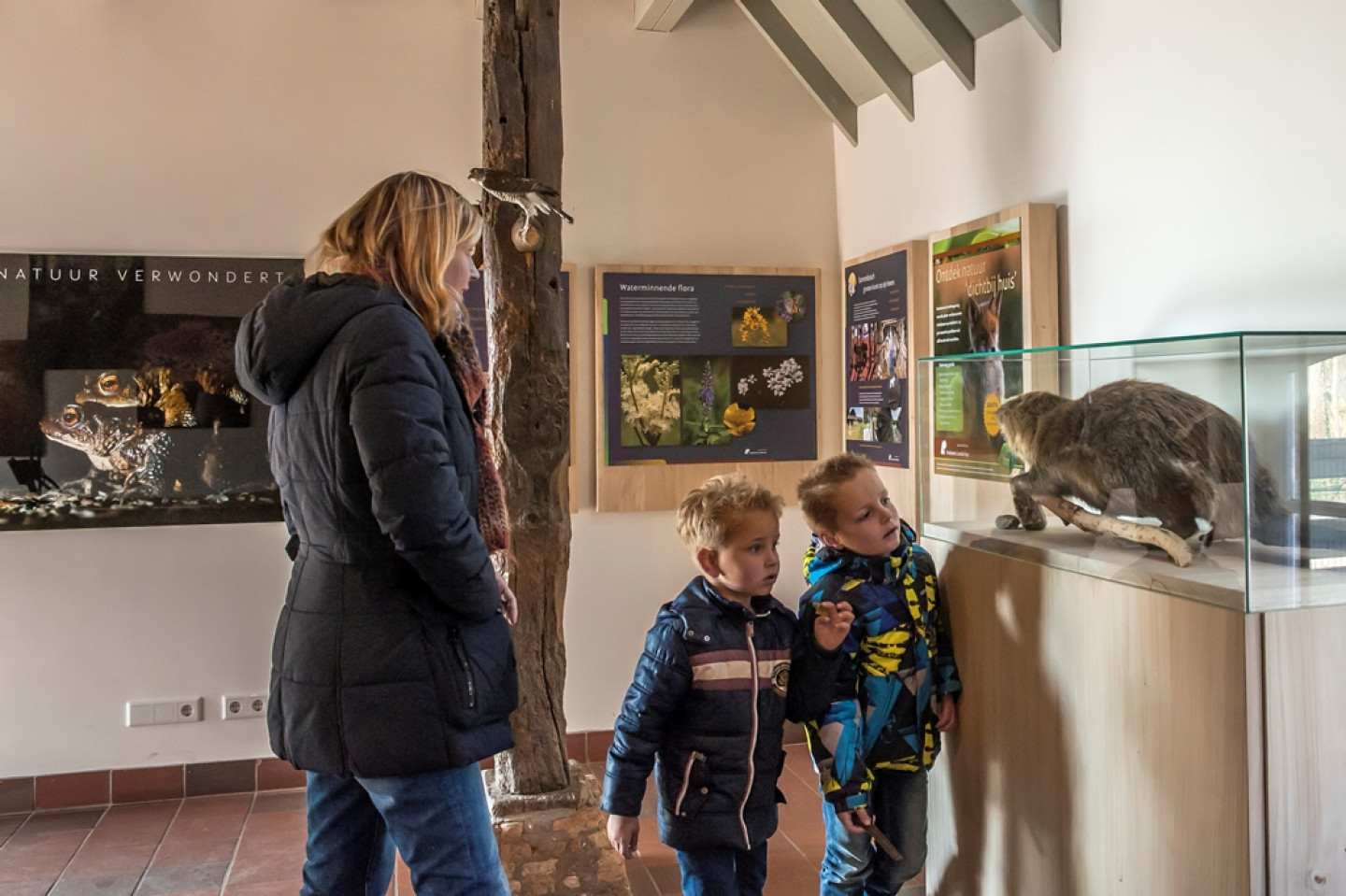 Moeder met kind in Buitenlokaal Haanwijk - James van Leuven