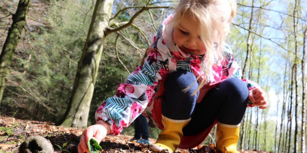 Meisje in bos winter/voorjaar