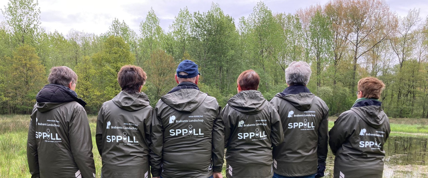 Nieuwe jassen voor gidsen veldlessen Scheeken