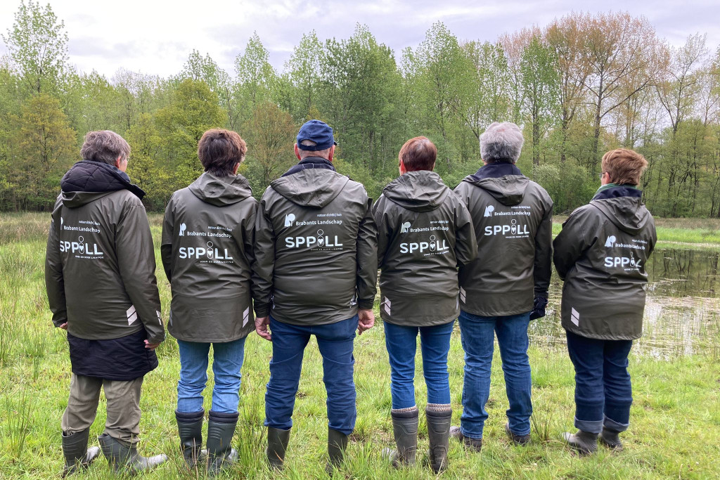 Nieuwe jassen voor gidsen veldlessen Scheeken