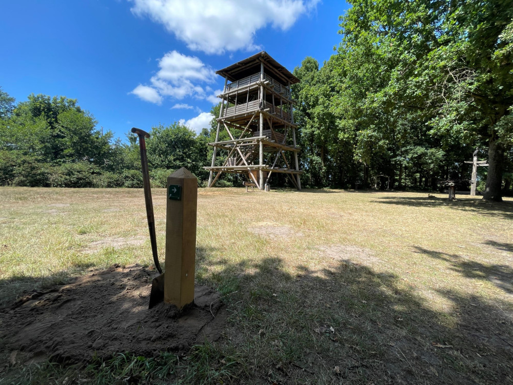 Nieuwe wandelroutepaal op de Kraaijenberg (2)