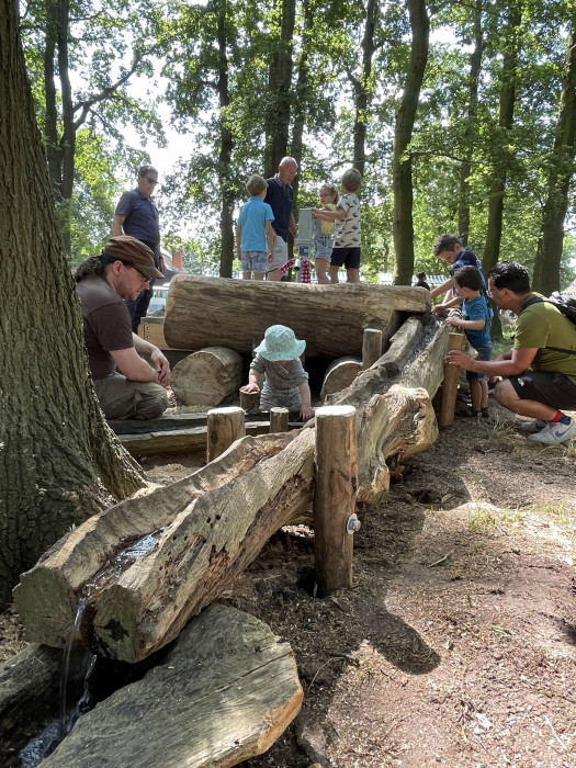 Spelen met de nieuwe waterbaan in het Klauterwoud