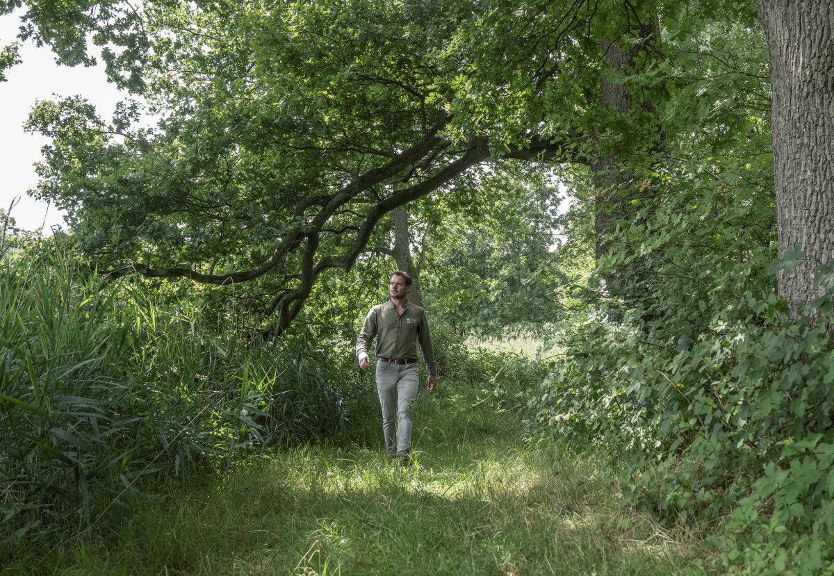 Campagnebeeld Op Pad2 - wandelende Roel - James van Leuven