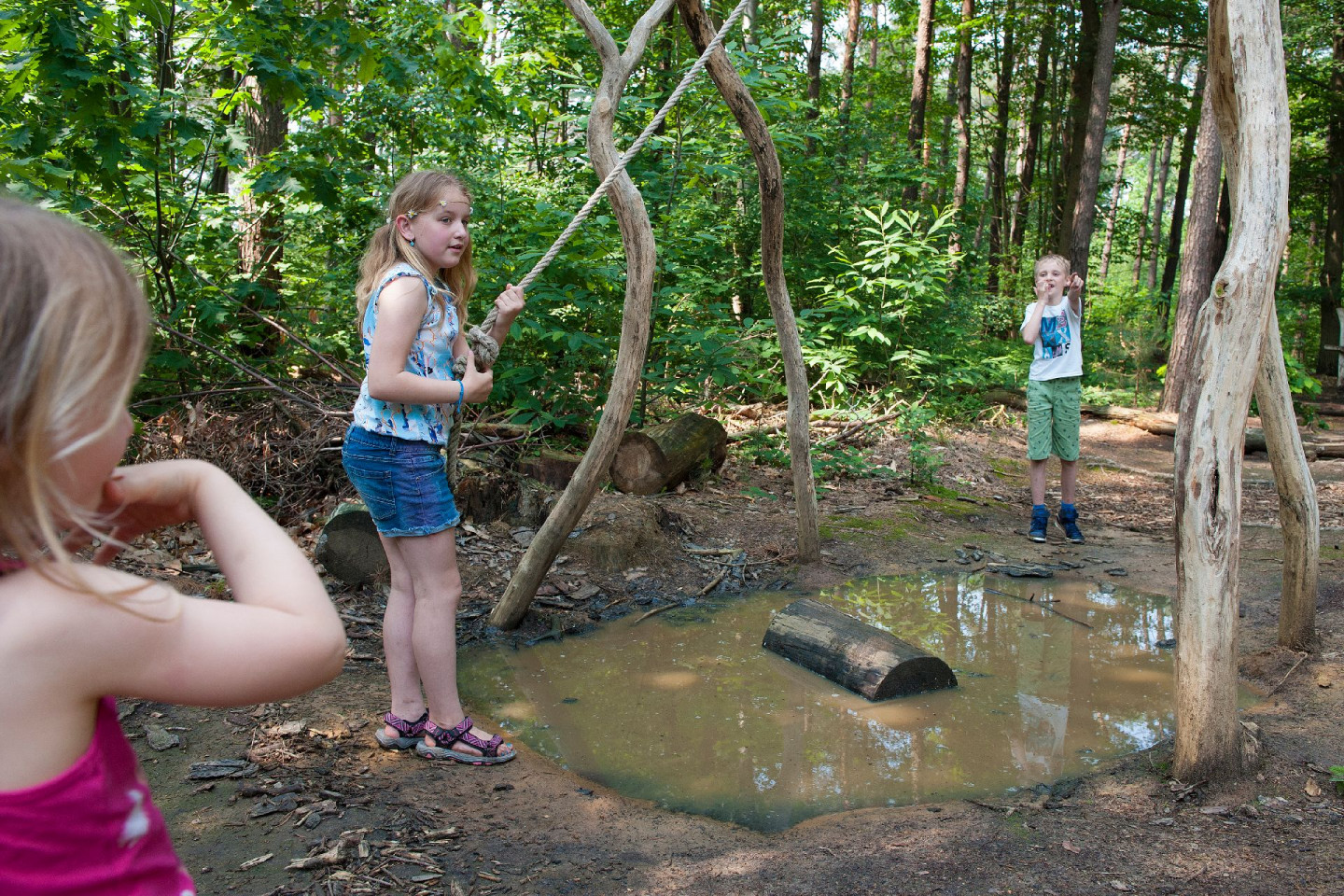 Spelende kinderen in het bos - Vossenstreken