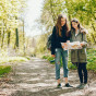 Meiden in het bos met kaart - Freepik