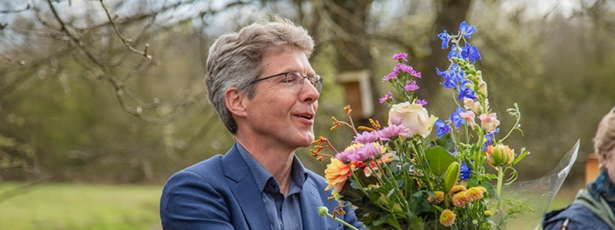 Joris Hogenboom neemt bloemen in ontvangst