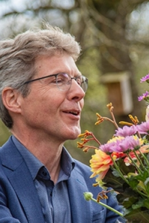 Joris Hogenboom neemt bloemen in ontvangst