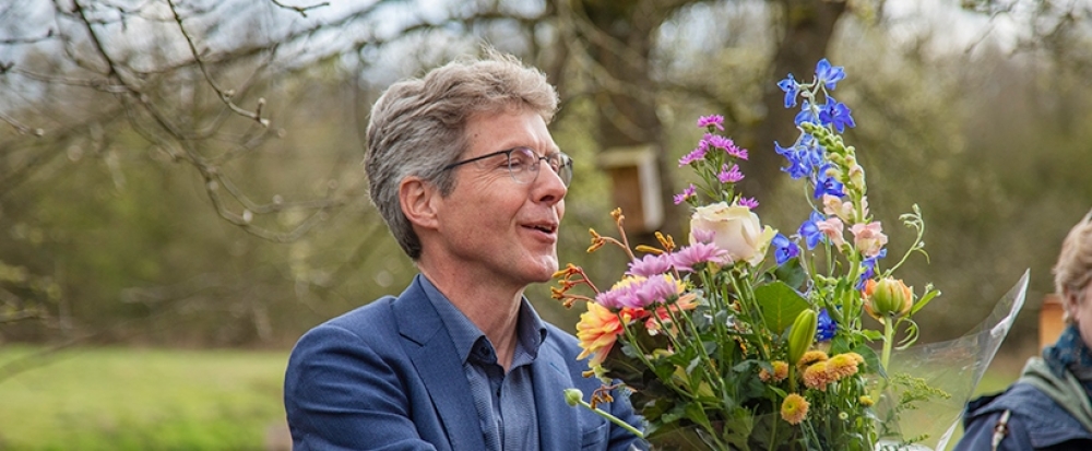 Joris Hogenboom neemt bloemen in ontvangst