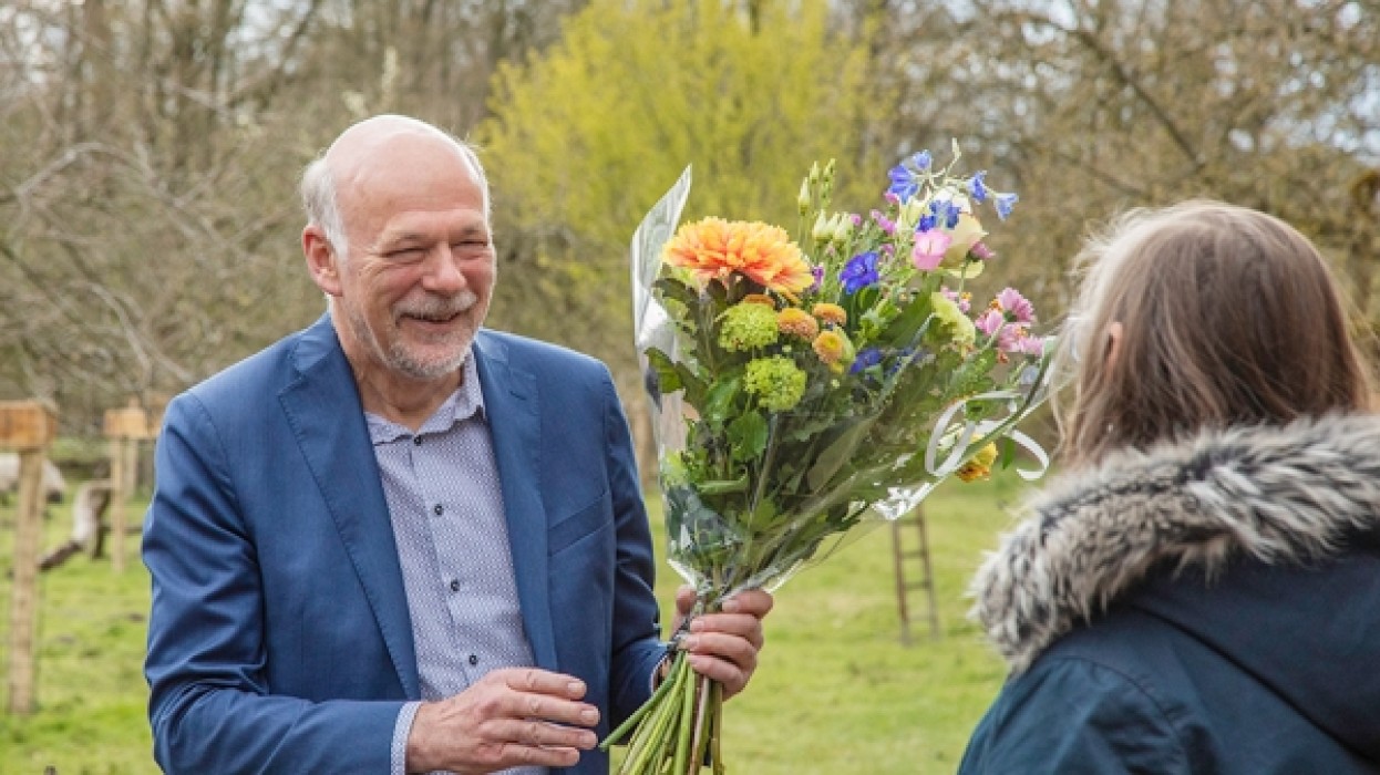 Jan Baan neemt bloemen in ontvangst