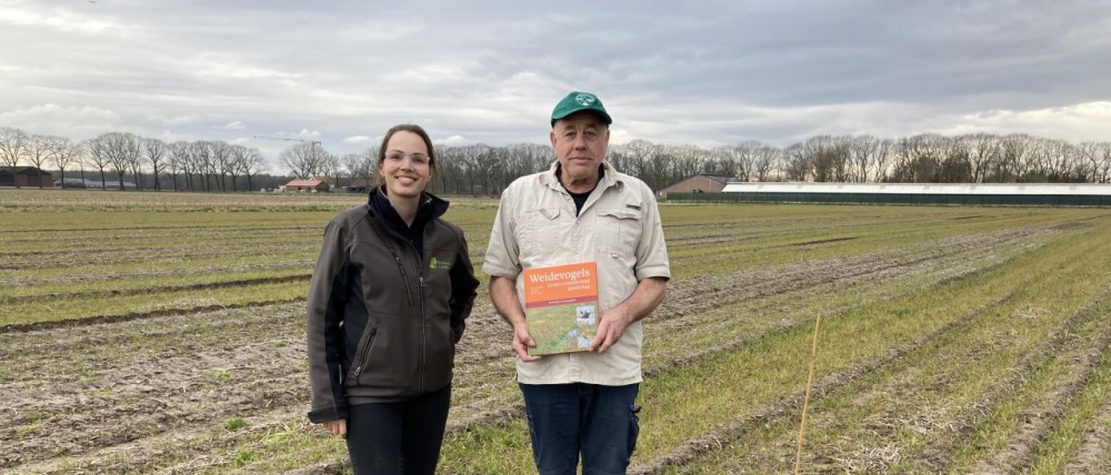 Overhandiging boek bij eerste kievitsei 2022 header