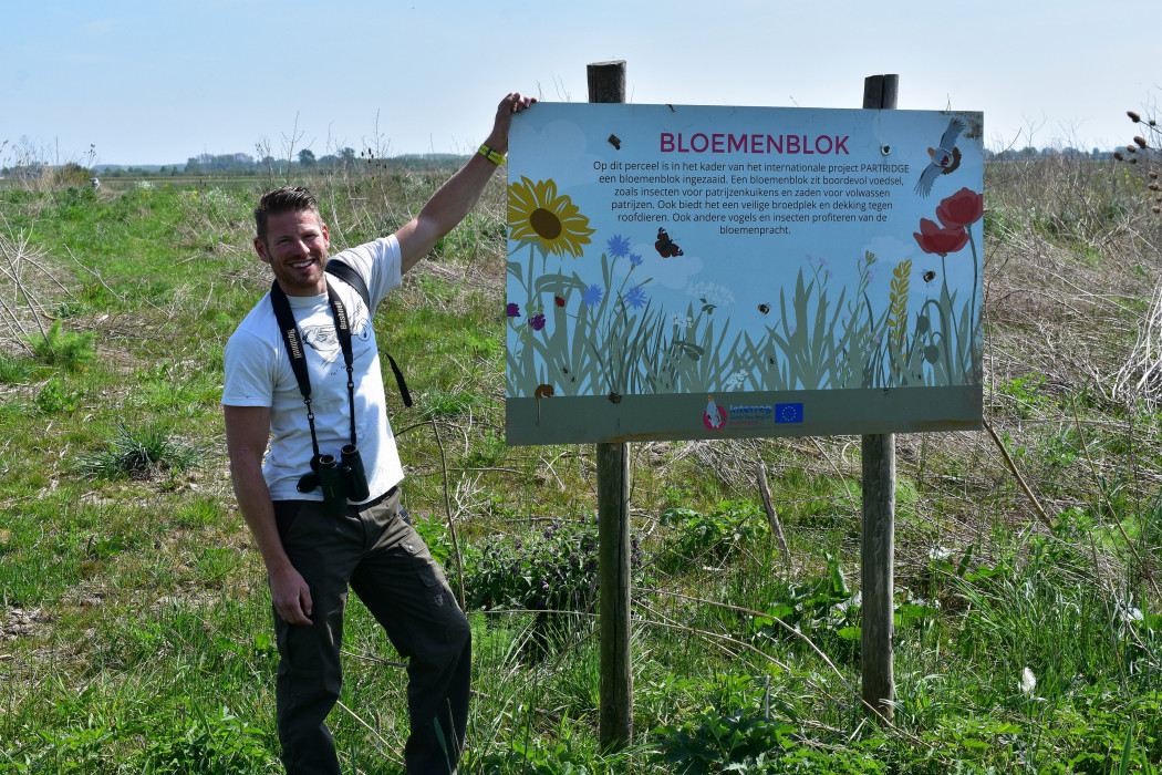 Jochem Sloothaak bij infobord bloemblok PARTRIDGE